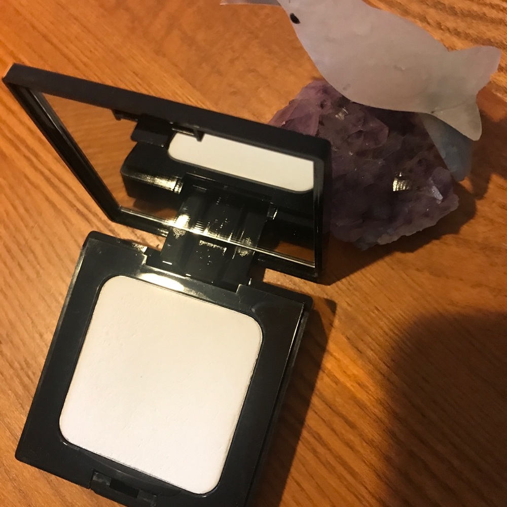 Laura Mercier Setting Powder-UNIVERSAL used once